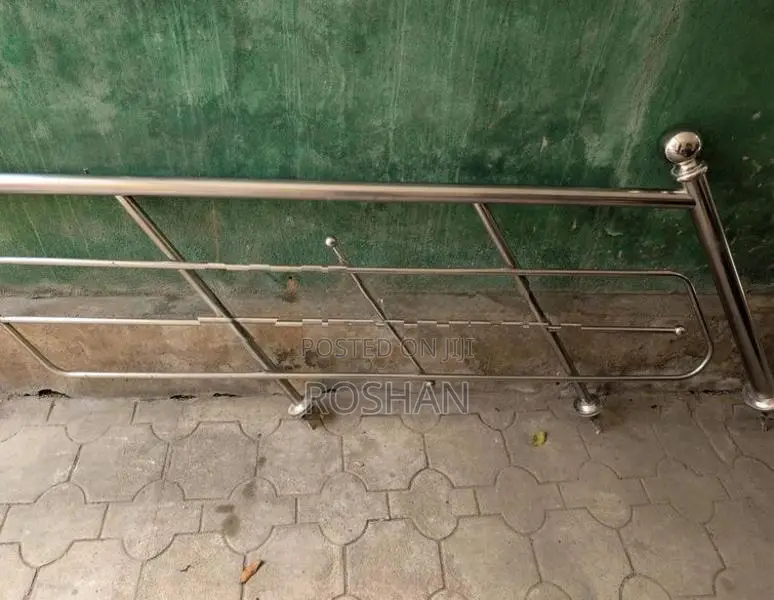 සුදු යකඩ වැට ( Stainless Steel Stair Rail)