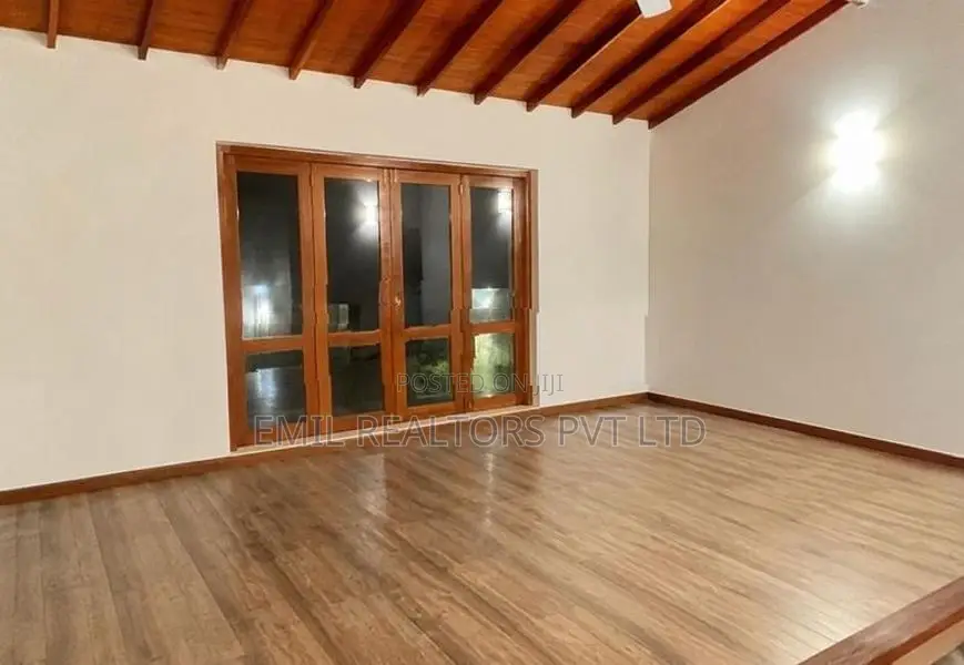 Modern Luxury 4 Bedroom House for Rent/ Battaramulla (EM020AK)