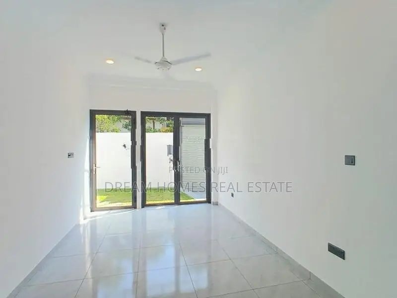 Luxury Brand-New 3-Storey House For Sale – Piliyandala
