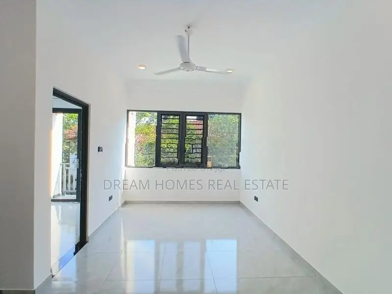 Luxury Brand-New 3-Storey House For Sale – Piliyandala