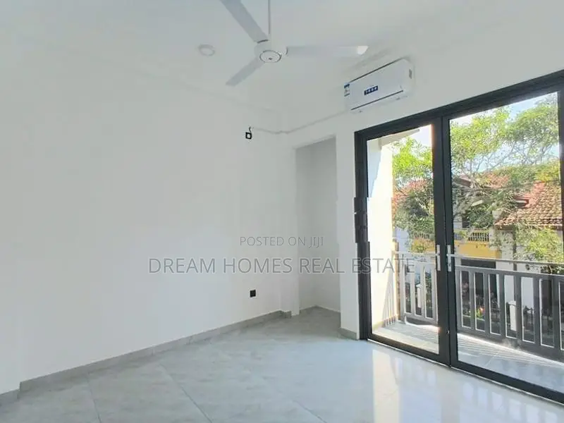 Luxury Brand-New 3-Storey House For Sale – Piliyandala