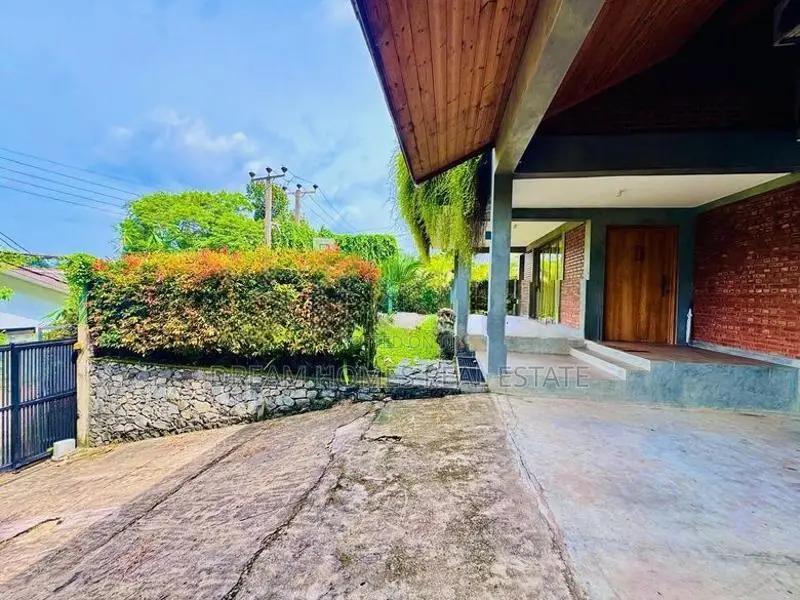 Elegant Modern Home with Diyawanna Views – Rajagiriya