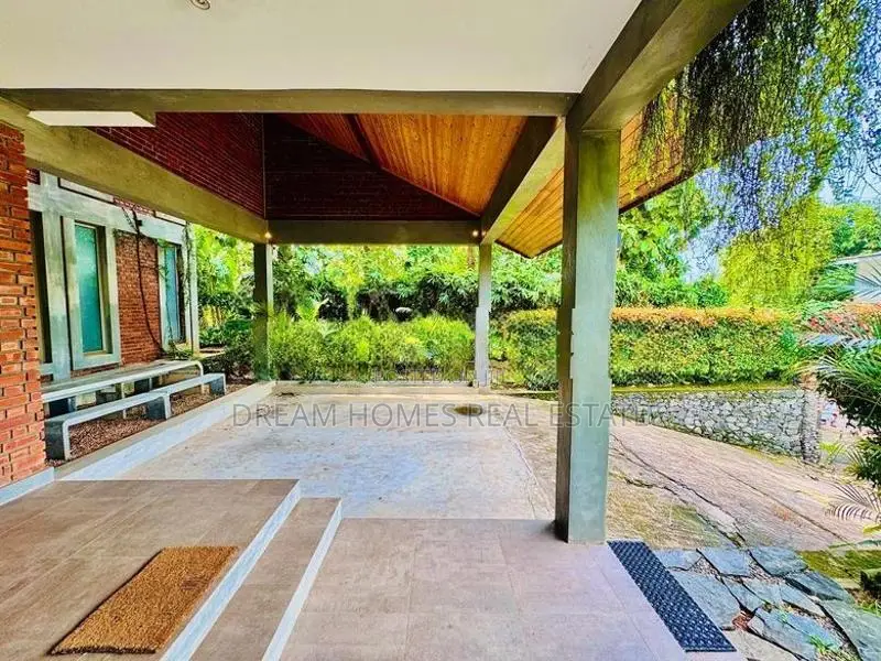 Elegant Modern Home with Diyawanna Views – Rajagiriya