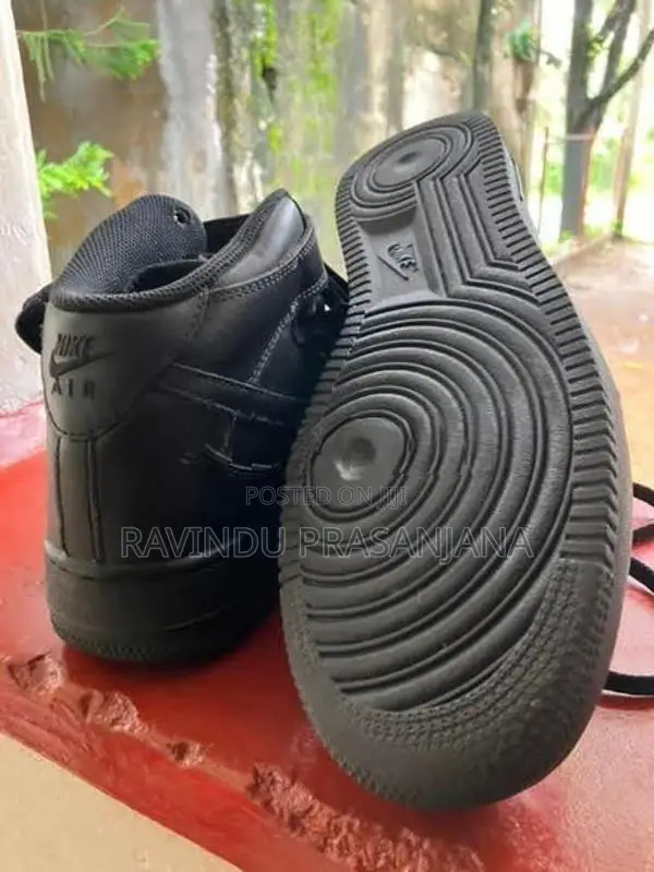 Nike Air Force 1 Mid Triple Black