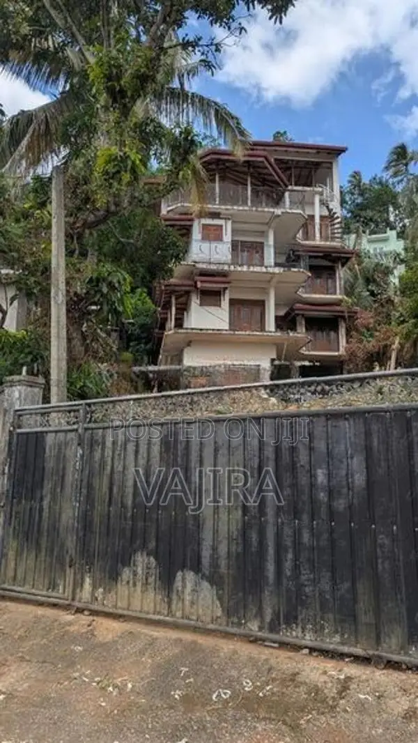 අම්පිටියෙන් නිවසක්