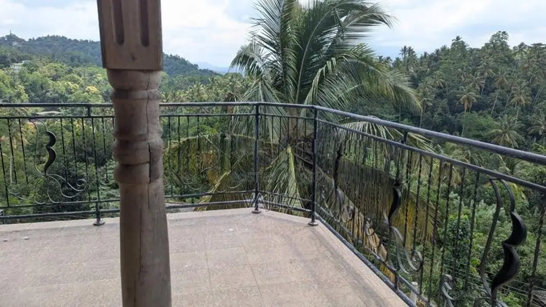 අම්පිටියෙන් නිවසක්