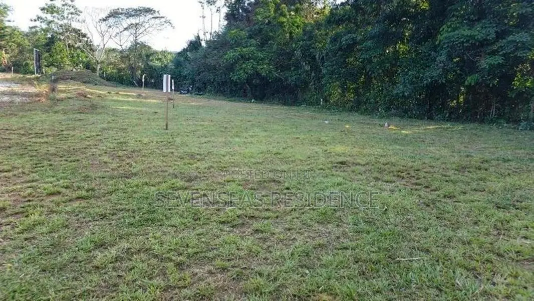 වටිනා ඉඩමක් ඇහැලියගොඩ නගරයේන්