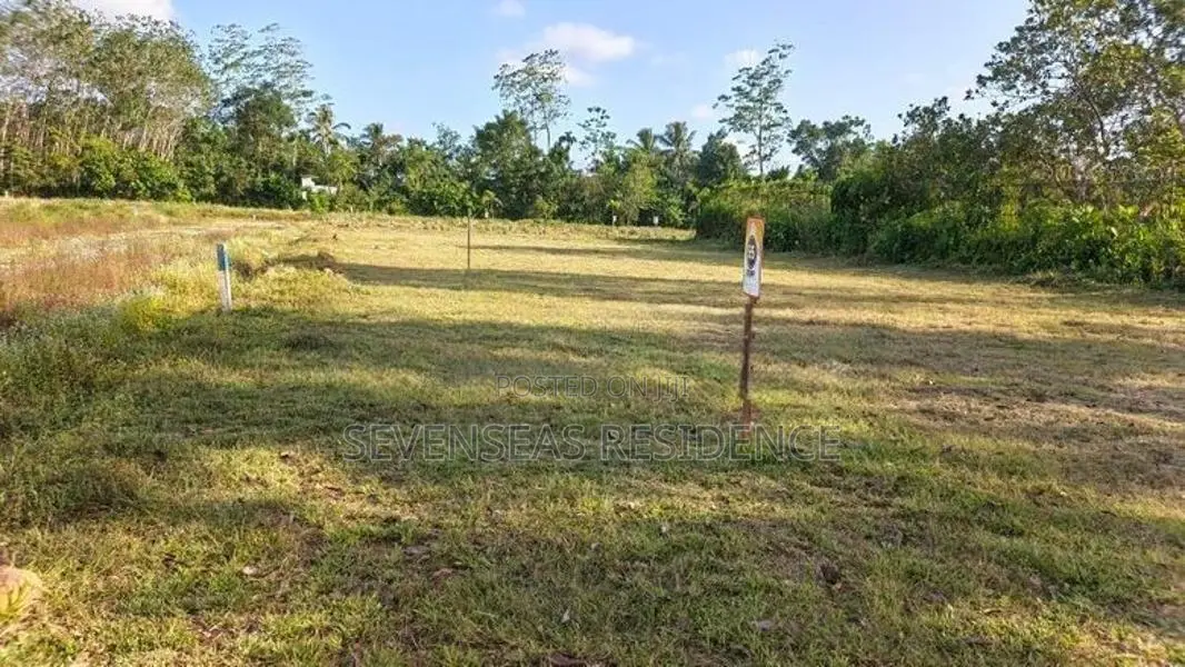 වටිනා ඉඩමක් ඇහැලියගොඩ නගරයේන්