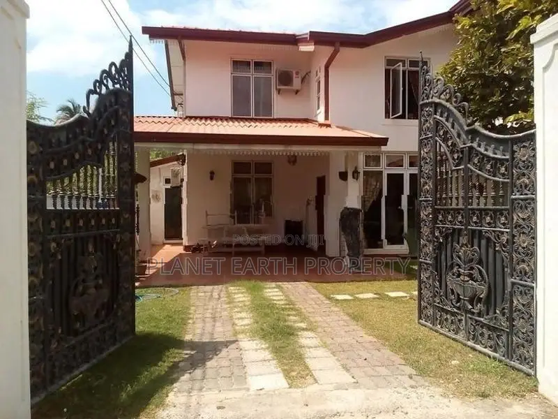 Four Bedrooms Luxury House at Lion city, Seeduwa