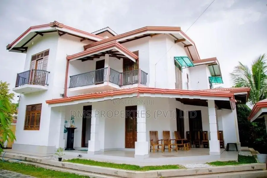 House For Sale / 6 BR /25 Per Nilpanagoda