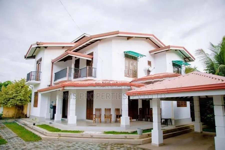 House For Sale / 6 BR /25 Per Nilpanagoda