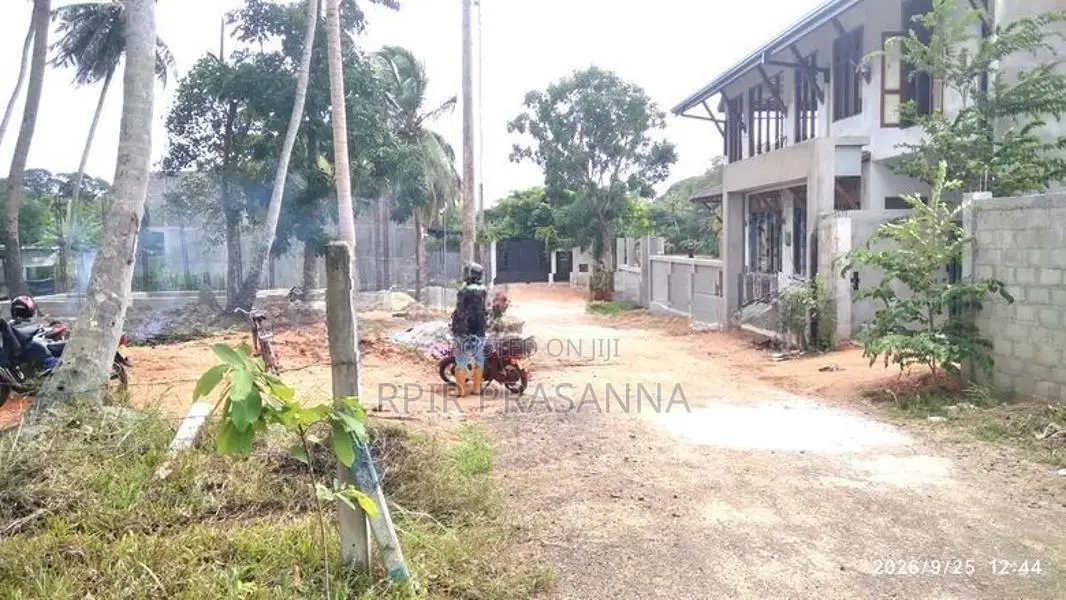 සින්නක්කර ඔප්පු සහිත නිස්කලංක පරිසරයක පිහිටි අගනා ඉඩමක් වහාම විකිණීමට.