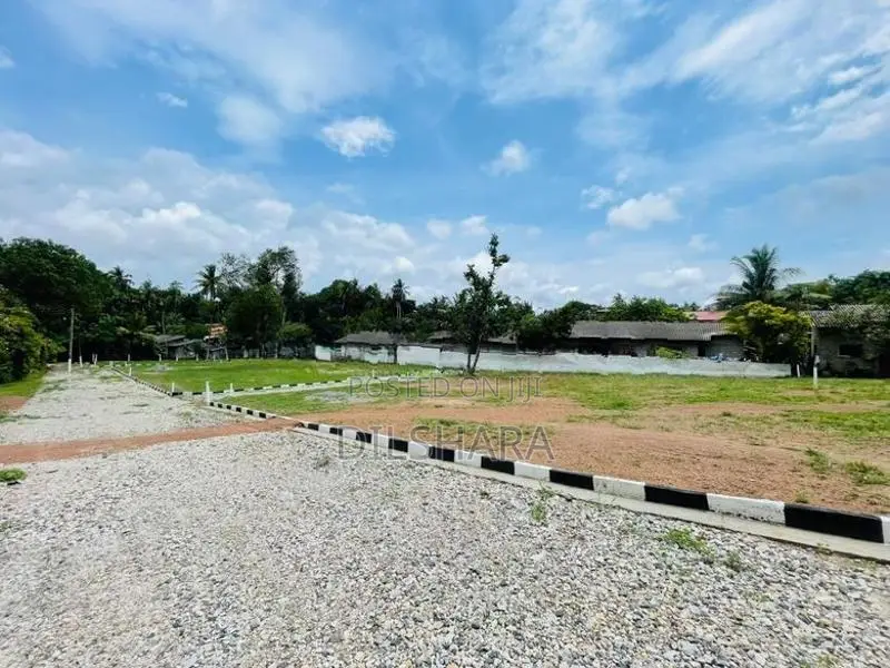 Gampaha Udugampala නගර සීමාවෙන් වටිනා නිස්කලංක බිම්කොටස්