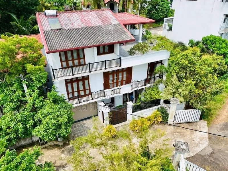 Architecturally Designed Luxury 3-Story House for Sale – Akuregoda