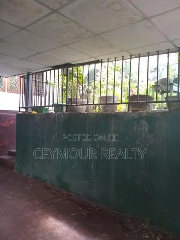 8.4 Perch Prime Residential Land with A House for Sale in Kadawatha