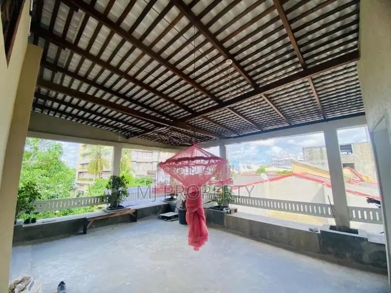 ( YR-1251) Valuable Luxury Three Storey House Rent in Narahenpita