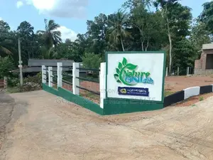 Kalagedihena නගරයෙන් ලයිසියම් පාසලට ආසන්නයෙන් බිම්කොටස්