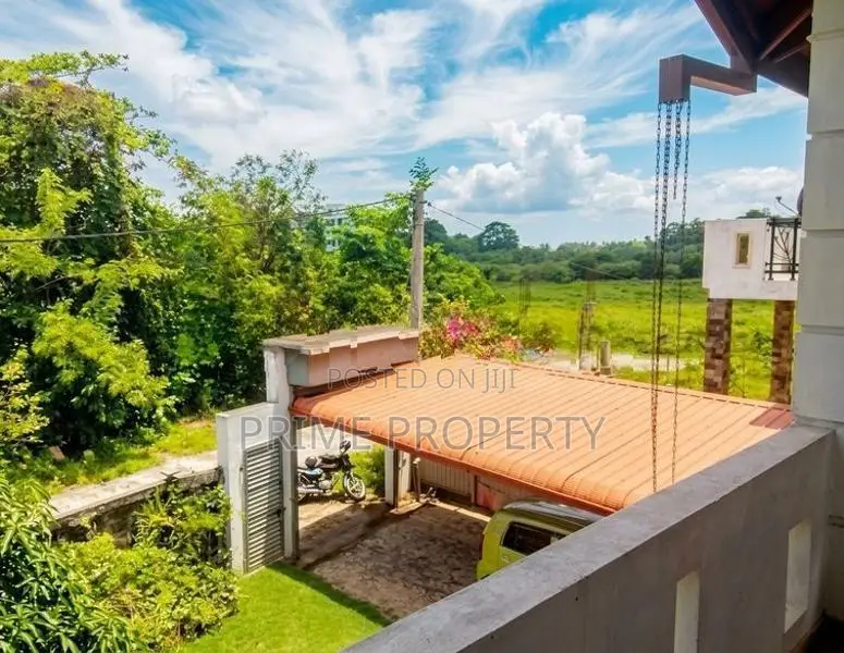 යක්කල අලංකාර දෙමහල් නිවසක් විකිණීමට