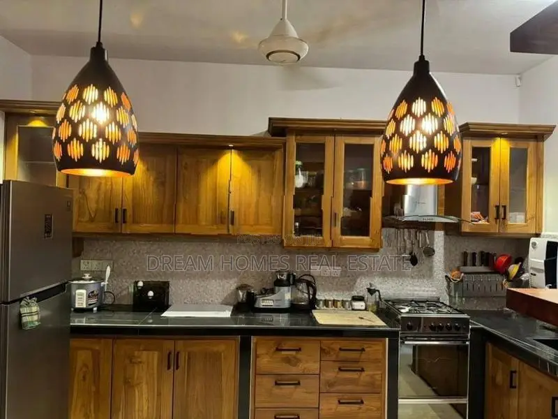 Luxury 3-Story House for Sale – Akuregoda