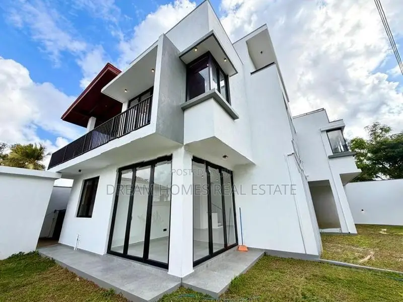 5 Bedroom Luxury House for Sale – Thalahena