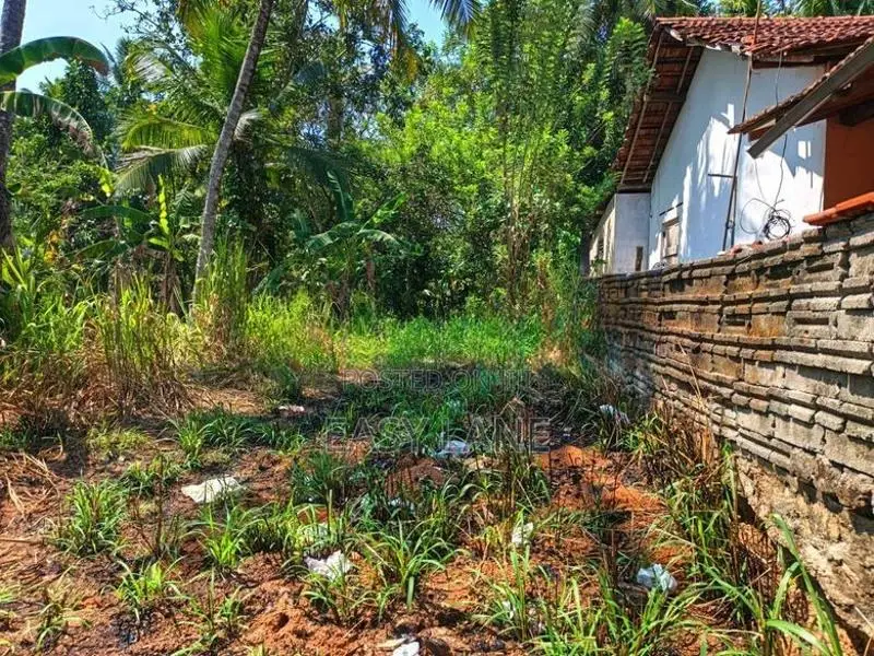 උඩුගම්පල වීදියවත්තෙන් පර්චස් 20ක ඉඩමක්