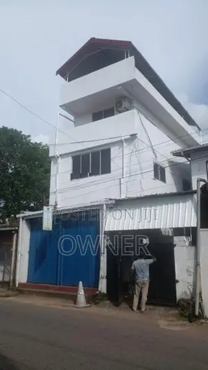ව්‍යාපාරික සමඟ නිවාස සහිත ගොඩනැඟිල්ලක් විකිණීමට.
