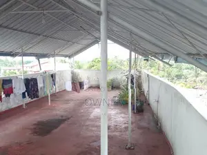 ව්‍යාපාරික සමඟ නිවාස සහිත ගොඩනැඟිල්ලක් විකිණීමට.