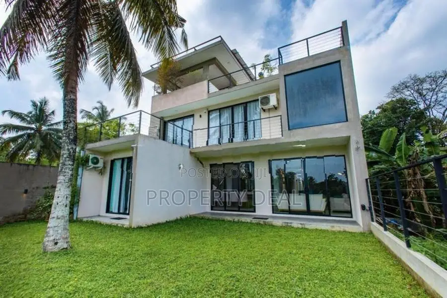 Luxury Architect-Designed 4-Bedroom House For Sale - PDH400