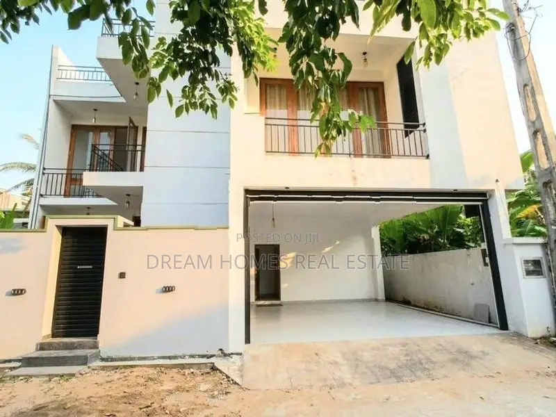 Spacious 4-Bedroom House For Rent – Thalawathugoda