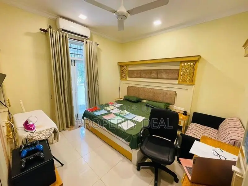 3 Story Luxury House for Sale in Colombo3 - PDH36