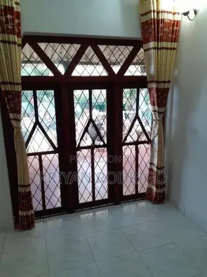 Boralesgamuwa, Lake Road - 7.5 Perches Land with an Old House to Sale