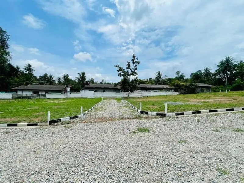 Udugampola නගරයෙන් 244 බස් පාරට ඇවිදින දුරින් ඩම් කොටස්