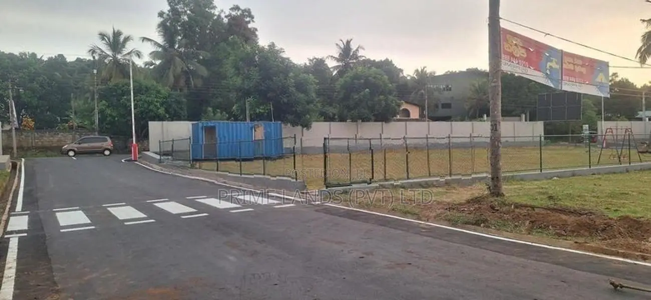 කුරුණෑගල -- මල්කඩුවාවෙන් ඉඩමක්