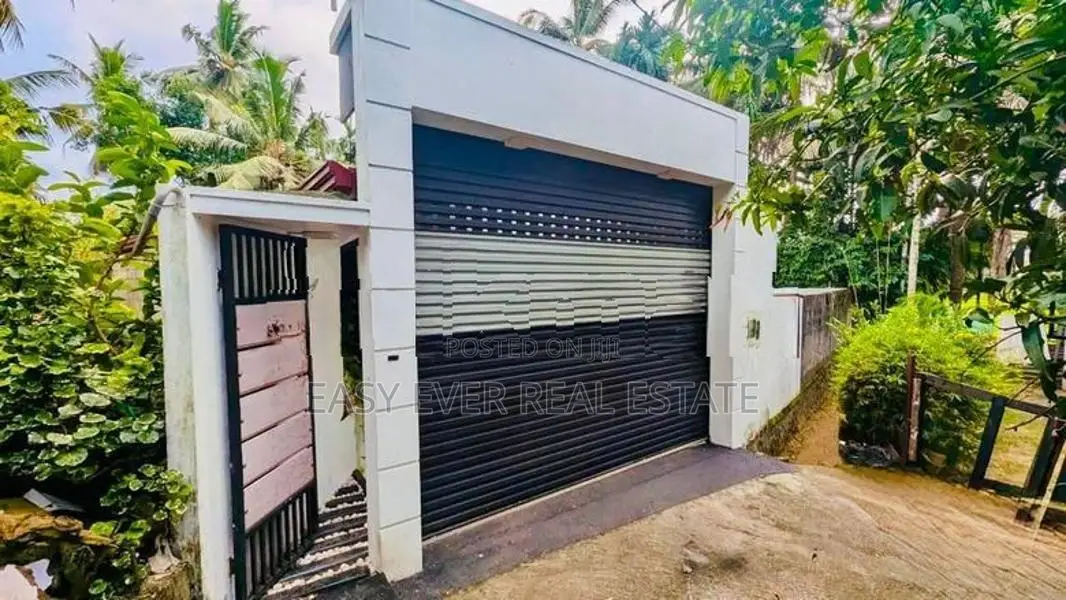 අතුරුගිරියට ආසන්නව වටිනා නිවසක් මුදල් අවශ්‍යතාවයක් මත විකිණීමට