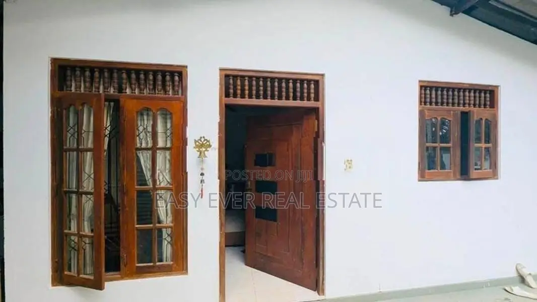 අතුරුගිරියට ආසන්නව වටිනා නිවසක් මුදල් අවශ්‍යතාවයක් මත විකිණීමට