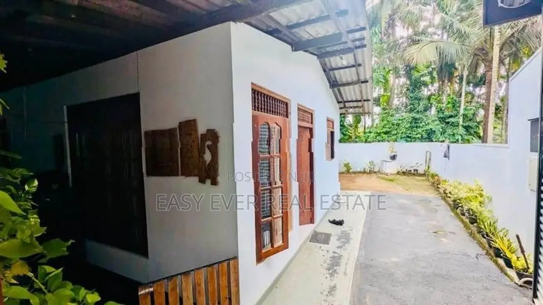 අතුරුගිරියට ආසන්නව වටිනා නිවසක් මුදල් අවශ්‍යතාවයක් මත විකිණීමට