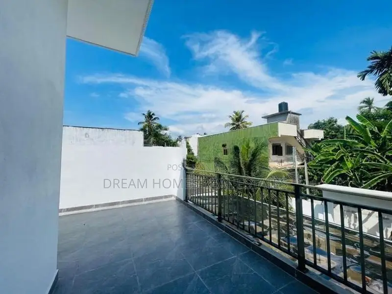 5-Bedroom House for Sale in Kottawa