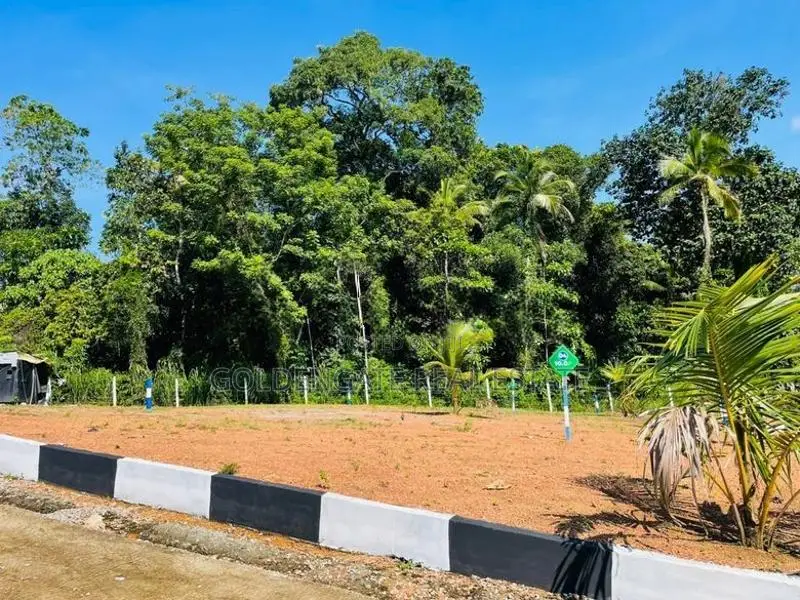 Kadawatha ගණේමුල්ල පාරට ඇවිදින දුරින් බිම්කොටස් කිහිපයක් විකිණීමට