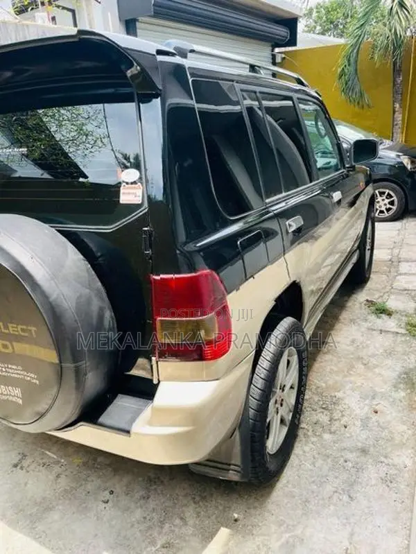 Mitsubishi Pajero H77 2000