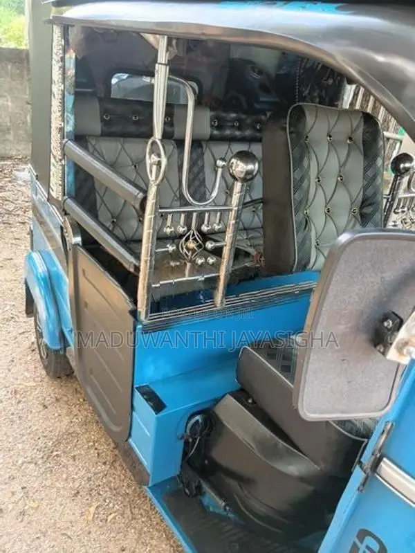 Bajaj RE 2018