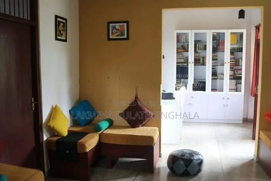 Makola 3 Bed Room House with Shared Parking Rent