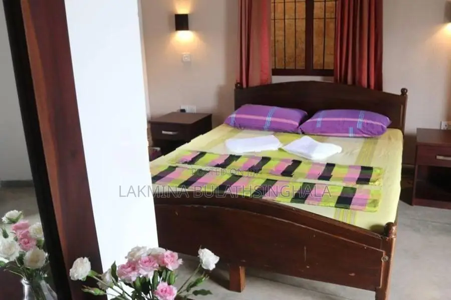 Makola 3 Bed Room House with Shared Parking Rent