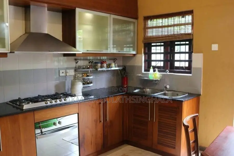 Makola 3 Bed Room House with Shared Parking Rent