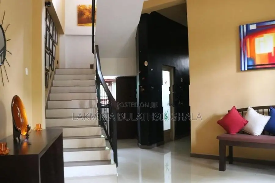Makola 3 Bed Room House with Shared Parking Rent