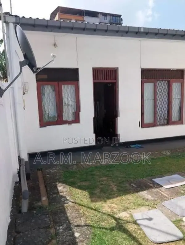 MT LAVINIA BORDER OF DEHIWALA 11P LAND W/3 BR & 1BATH AN OLD HOUSE SAL