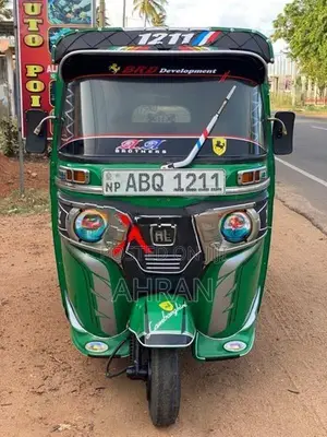 Bajaj RE 205 2017