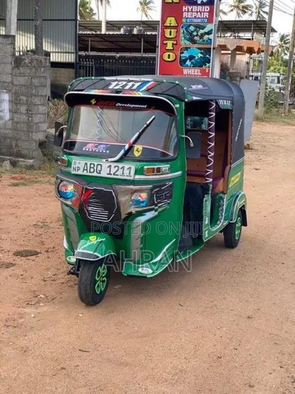 Bajaj RE 205 2017