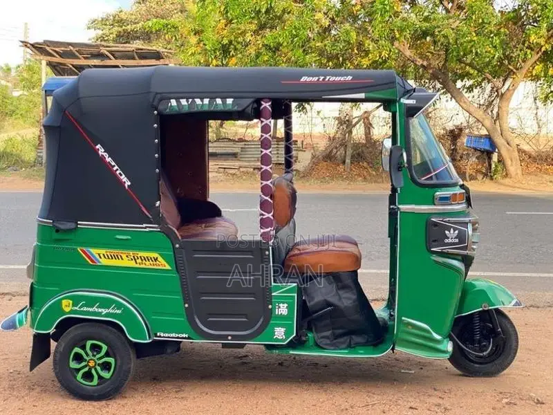 Bajaj RE 205 2017