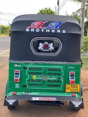 Bajaj RE 205 2017