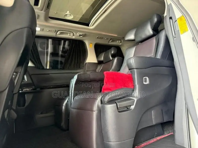Toyota Alphard Executive Lounge 2013